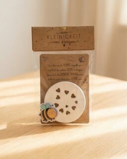 Blumenliebe neu definiert! 🌸 Dieser kleine Hummel-Retter ist das perfekte Mitbringsel. Schnell sein lohnt sich – jetzt zugreifen! 🐝💛
#kleinesmitbringsel #handmade #blumenretter #hummel #geschenkidee